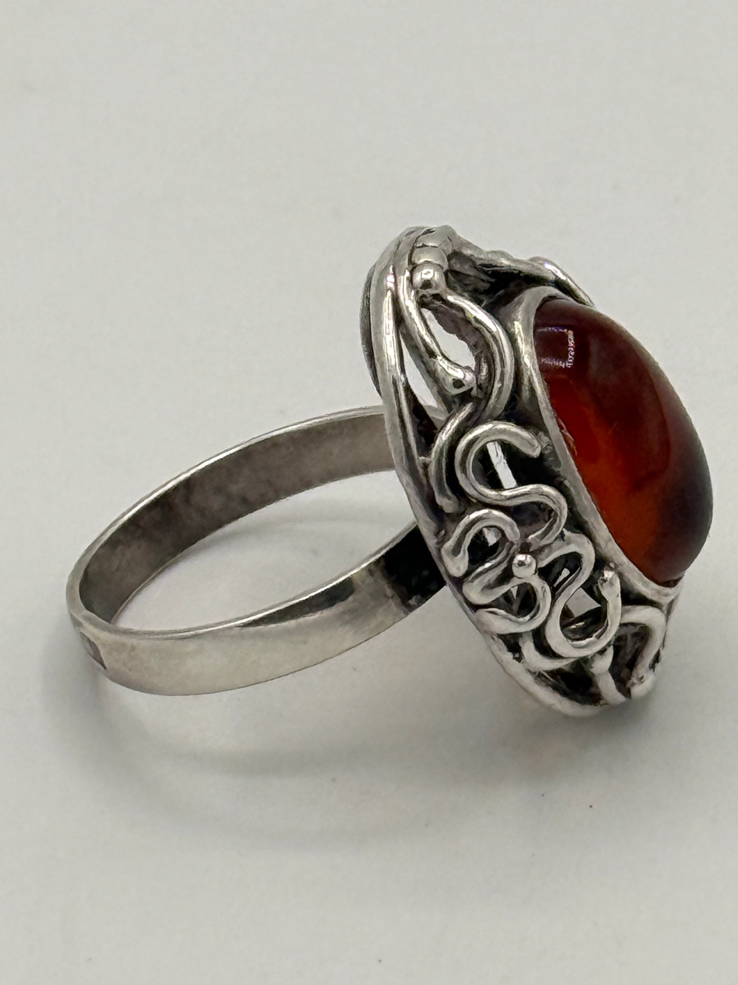 Vintage skønvirkestil Rav & Sterlingsølv ring. Gstad, Polen. Fra 1980érne