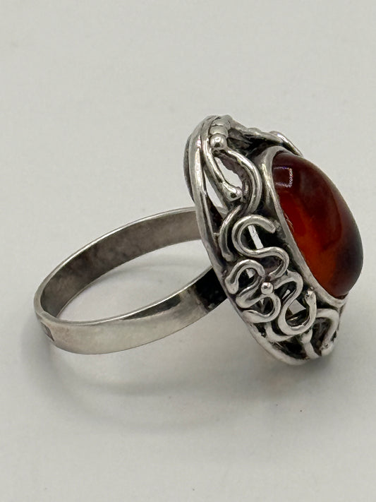 Vintage skønvirkestil Rav & Sterlingsølv ring. Gstad, Polen. Fra 1980érne