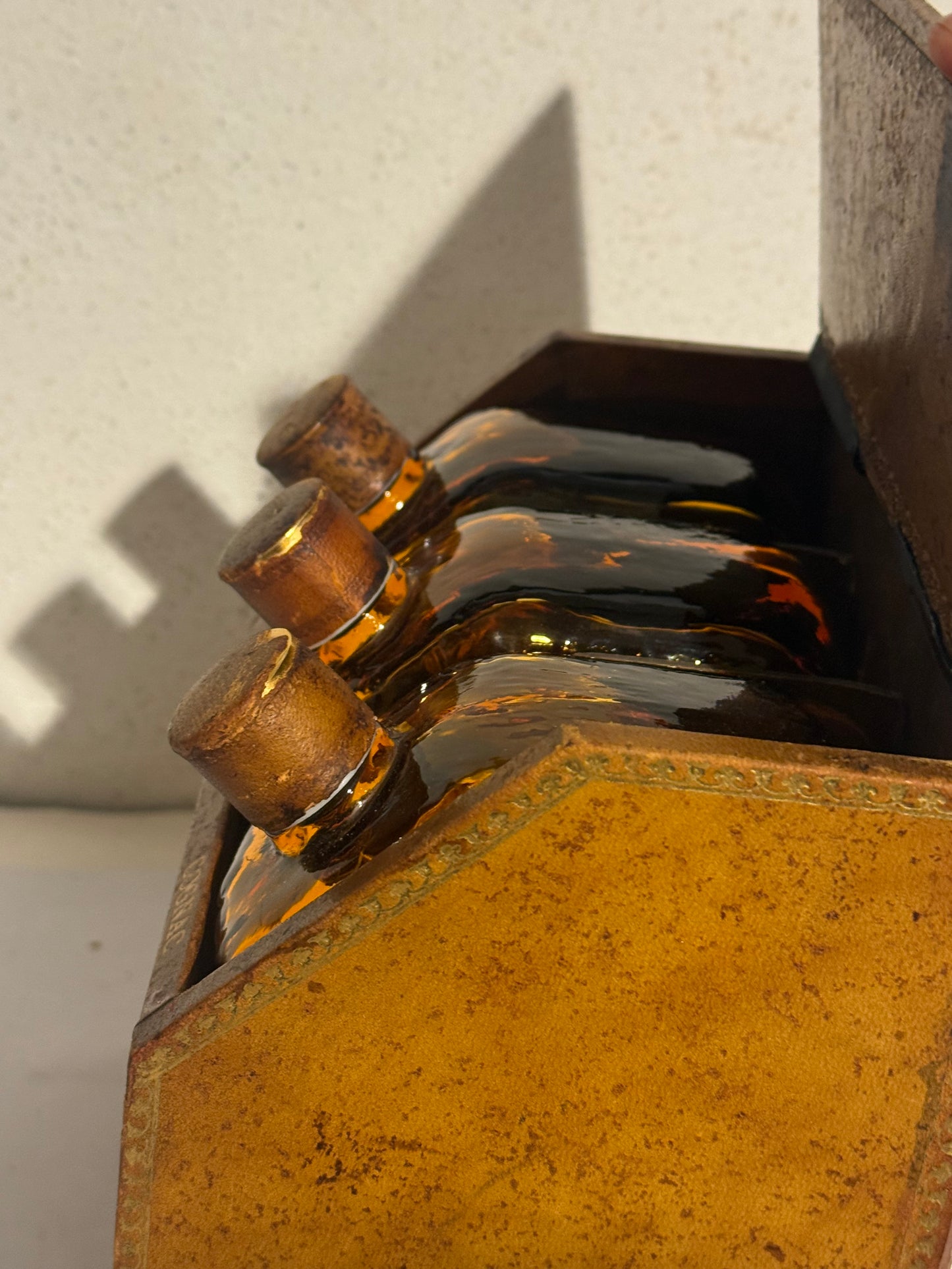 Gentleman's Library Tantalus, med 3 flasker. Frankrig midt 20.Årh