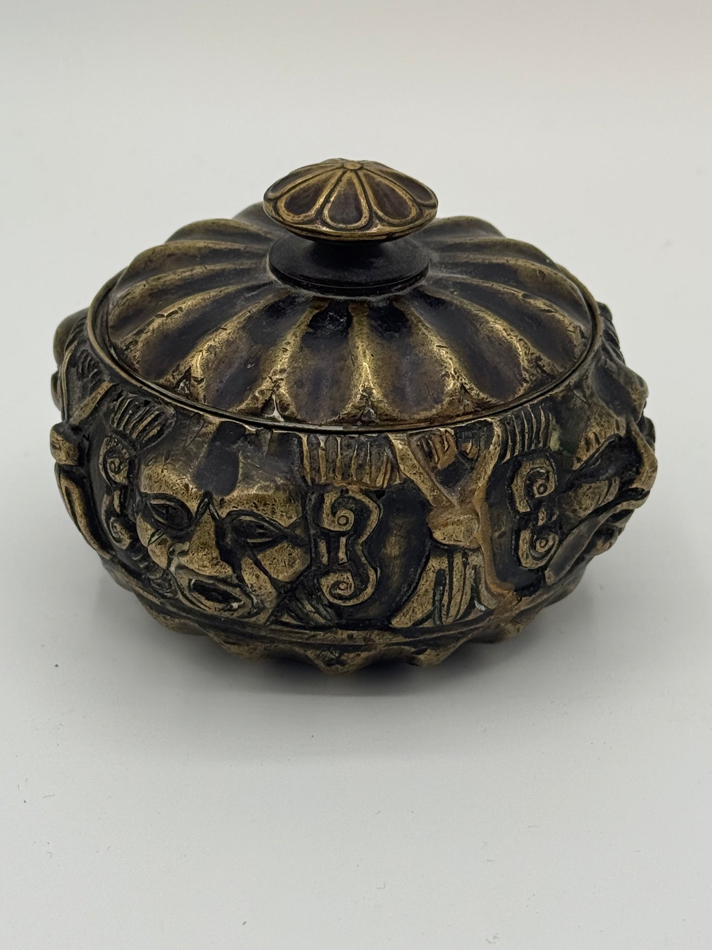 Antikt renæssance bronzeblækhus med masker. Italien 16.-17. årh