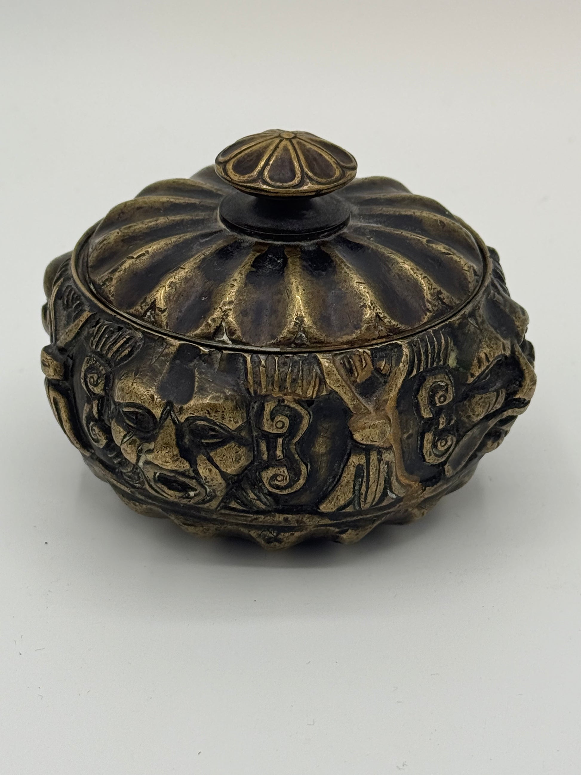 Antikt renæssance bronzeblækhus med masker. Italien 16.-17. årh