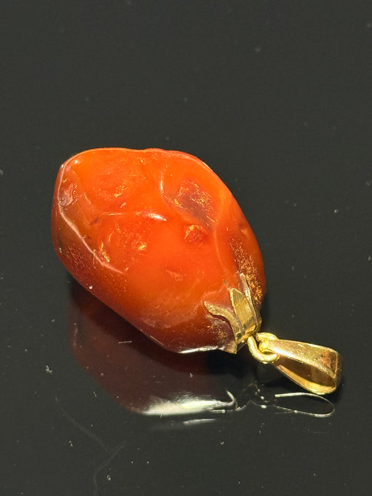 Bernhard Hertz (1936-2007) Rav og 14K. Guld vedhæng, fra midt 1900 tallet