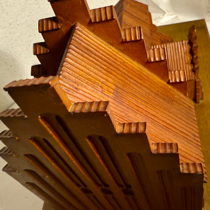 Antik håndbygget Kirke træmodel. Fra slut 1800/start1900 tallet.