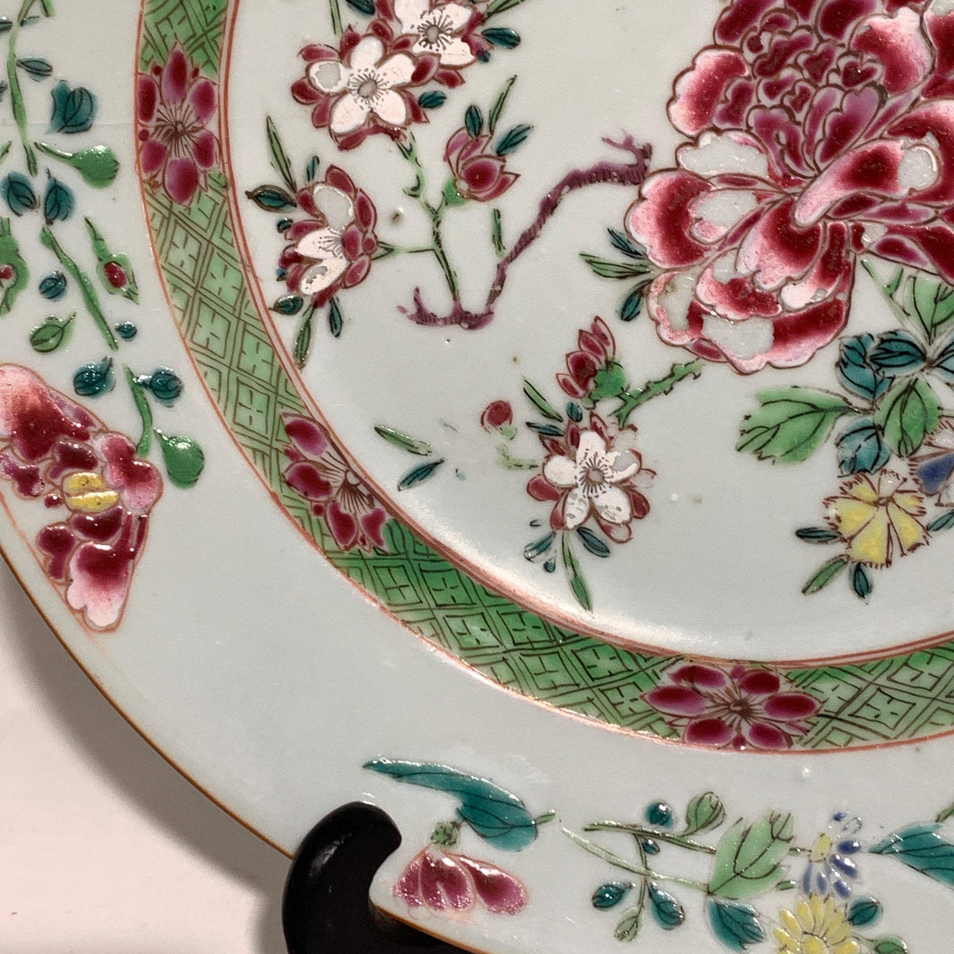 Kinesisk famille rose tallerken, Qianlong Dynastiet (år 1735-1796.)