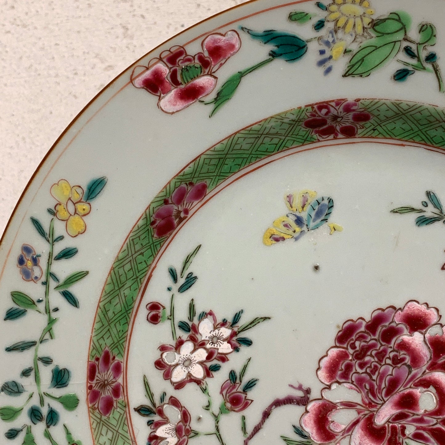 Kinesisk famille rose tallerken, Qianlong Dynastiet (år 1735-1796.)