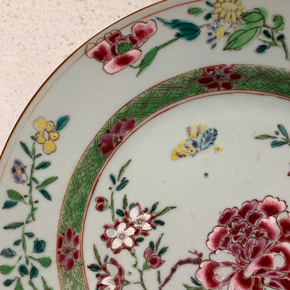 Kinesisk famille rose tallerken, Qianlong Dynastiet (år 1735-1796.)