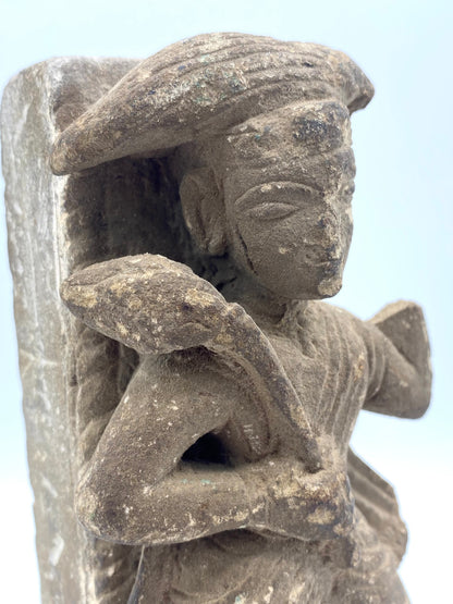 Indisk tempelvogter-figur, Dvarapala, i grå sandsten. Nordindien, ca. 10.–12. årh.