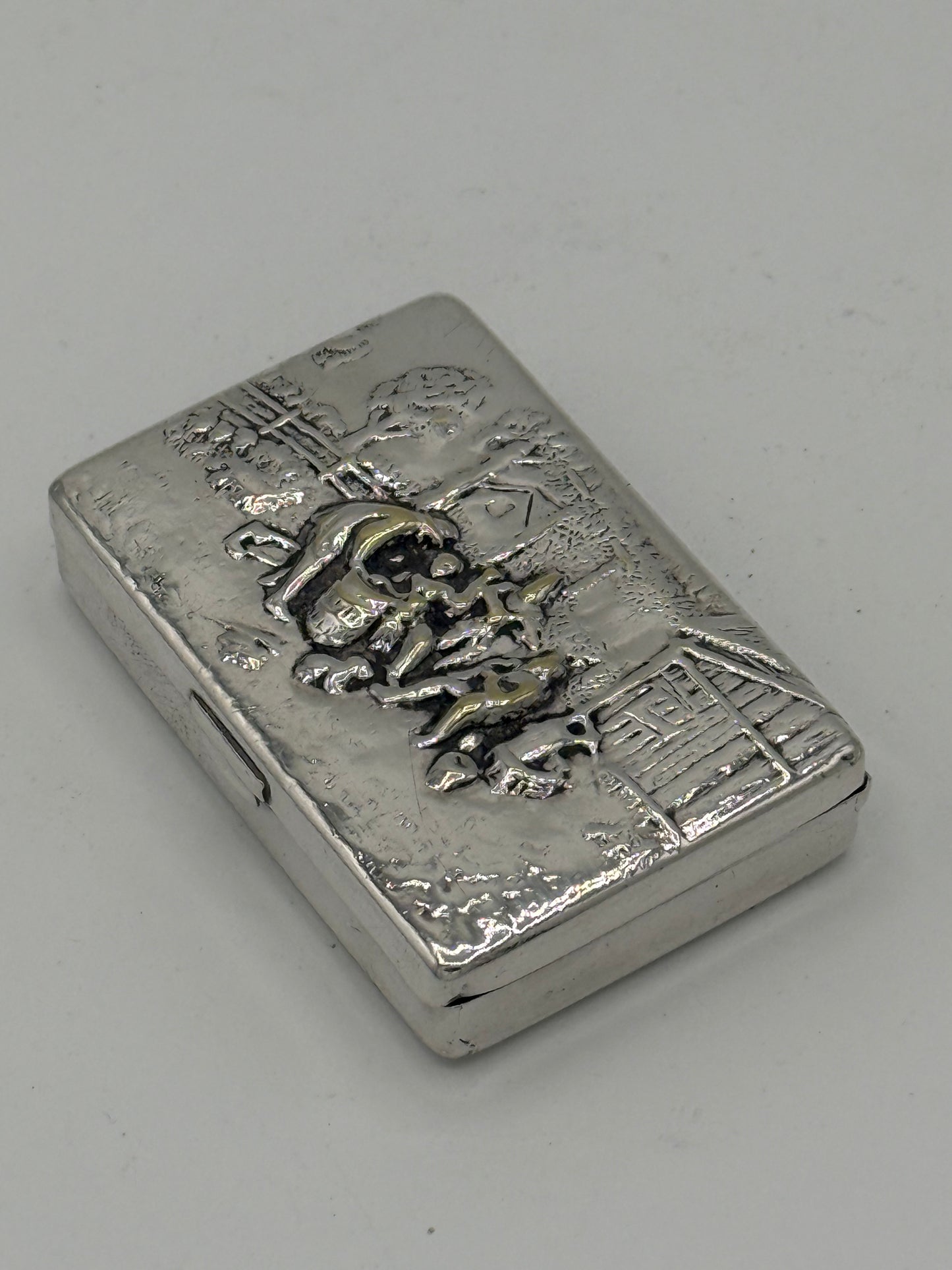 Ældre sølvbelagt repoussé pilleæske. Danmark, start/midt 20.Årh