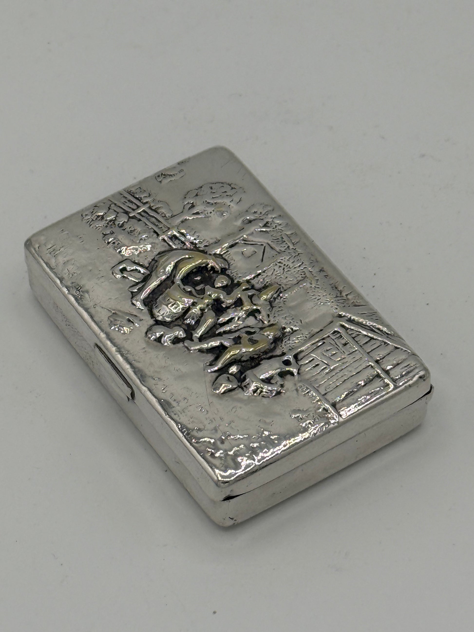 Ældre sølvbelagt repoussé pilleæske. Danmark, start/midt 20.Årh