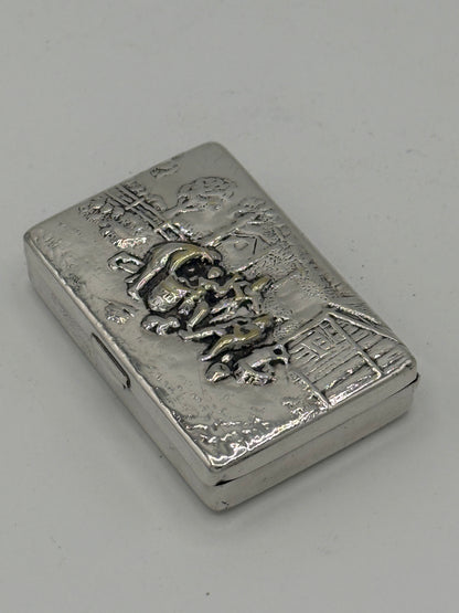 Ældre sølvbelagt repoussé pilleæske. Danmark, start/midt 20.Årh