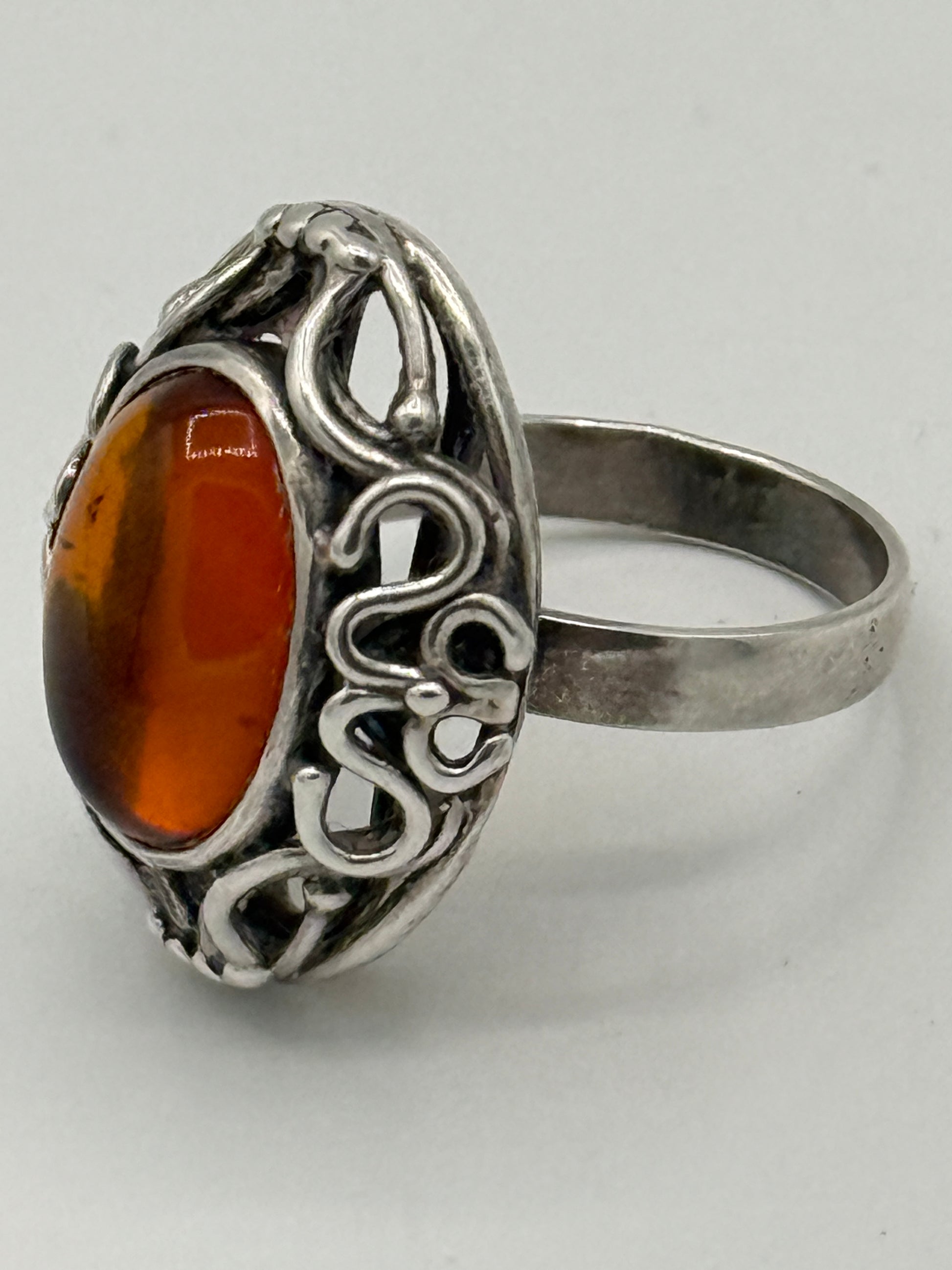 Vintage skønvirkestil Rav & Sterlingsølv ring. Gstad, Polen. Fra 1980érne