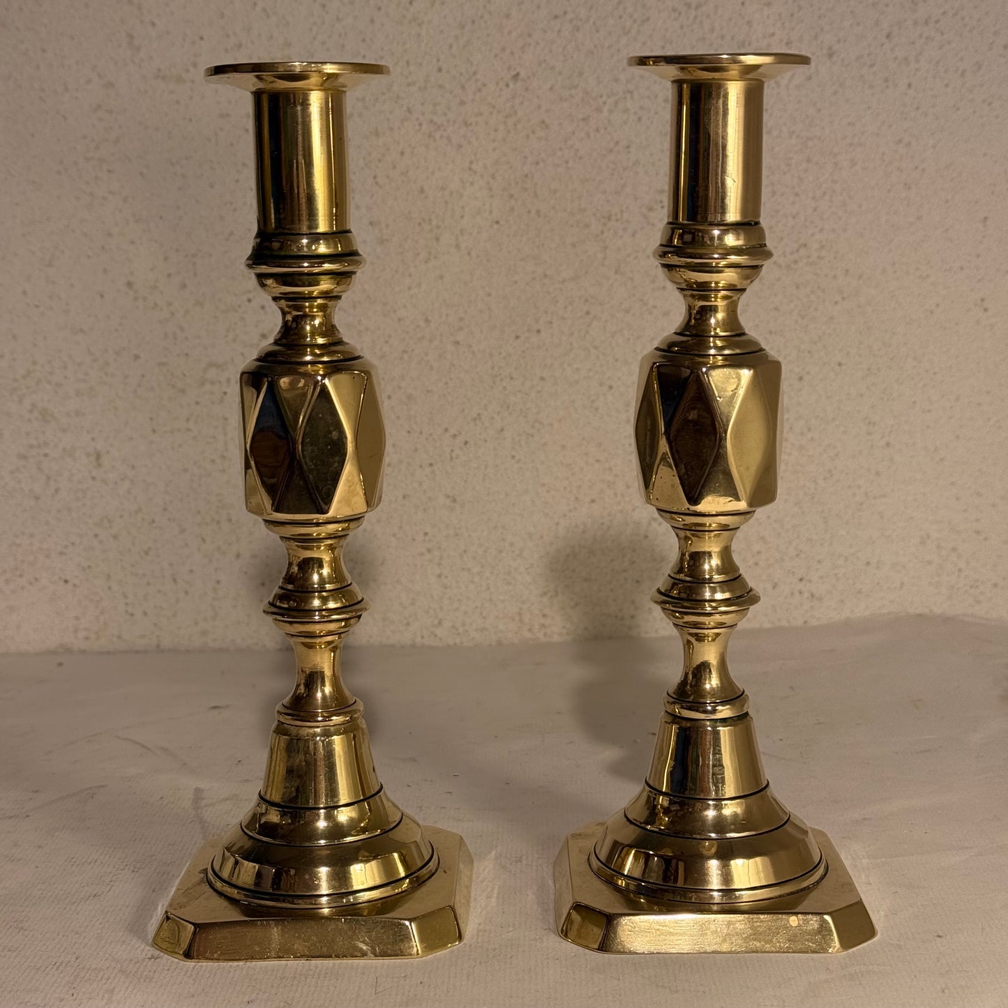 Antikke Viktorianske messing diamant lysestager. Fra 1800 tallet.