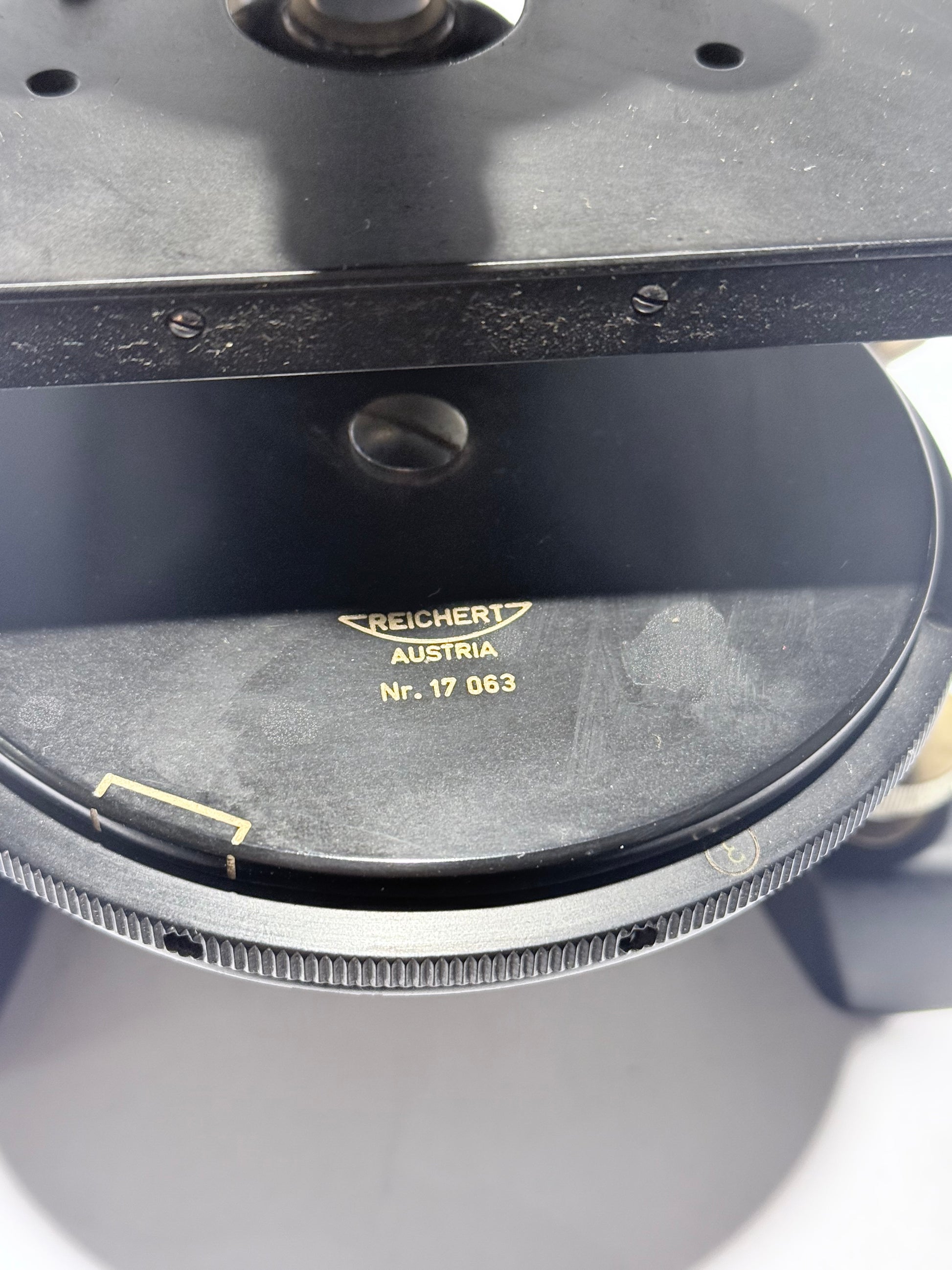 Reichert optisk mikroskop No 198504, med fire objektiver. Østrig. Fra 1940érne
