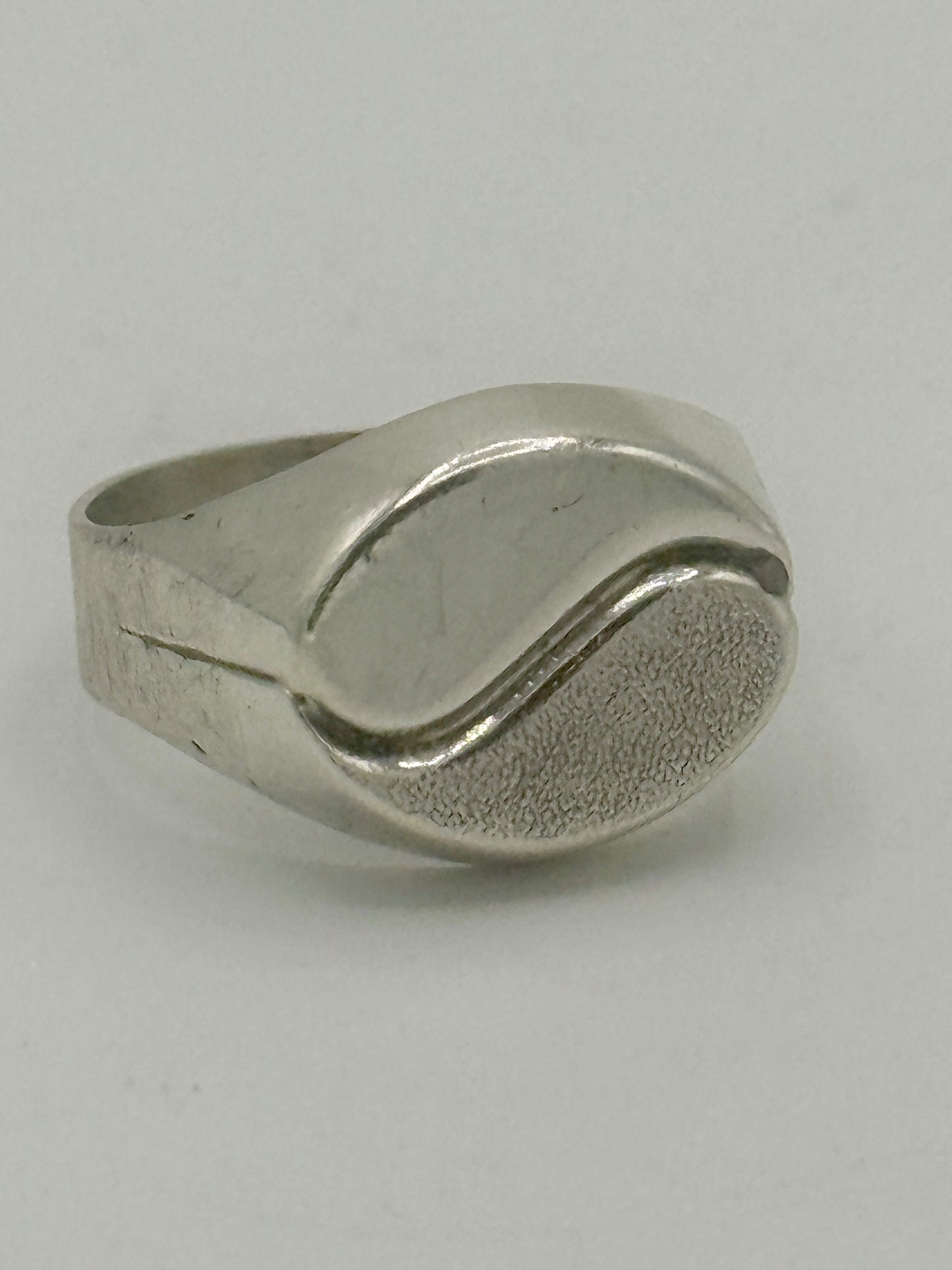Vintage modernistisk sølv signet herre ring. Fra midt 1900 tallet