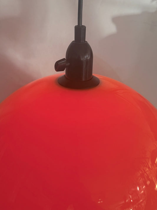 Dansk retro loftlampe i orange plast med halvkugleformet skærm