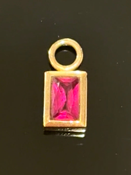 Vintage 8K. Guld charm / vedhæng, med pink ædelsten.