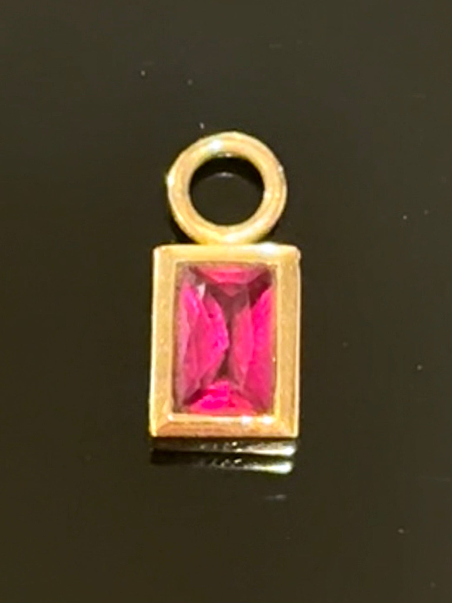 Vintage 8K. Guld charm / vedhæng, med pink ædelsten.