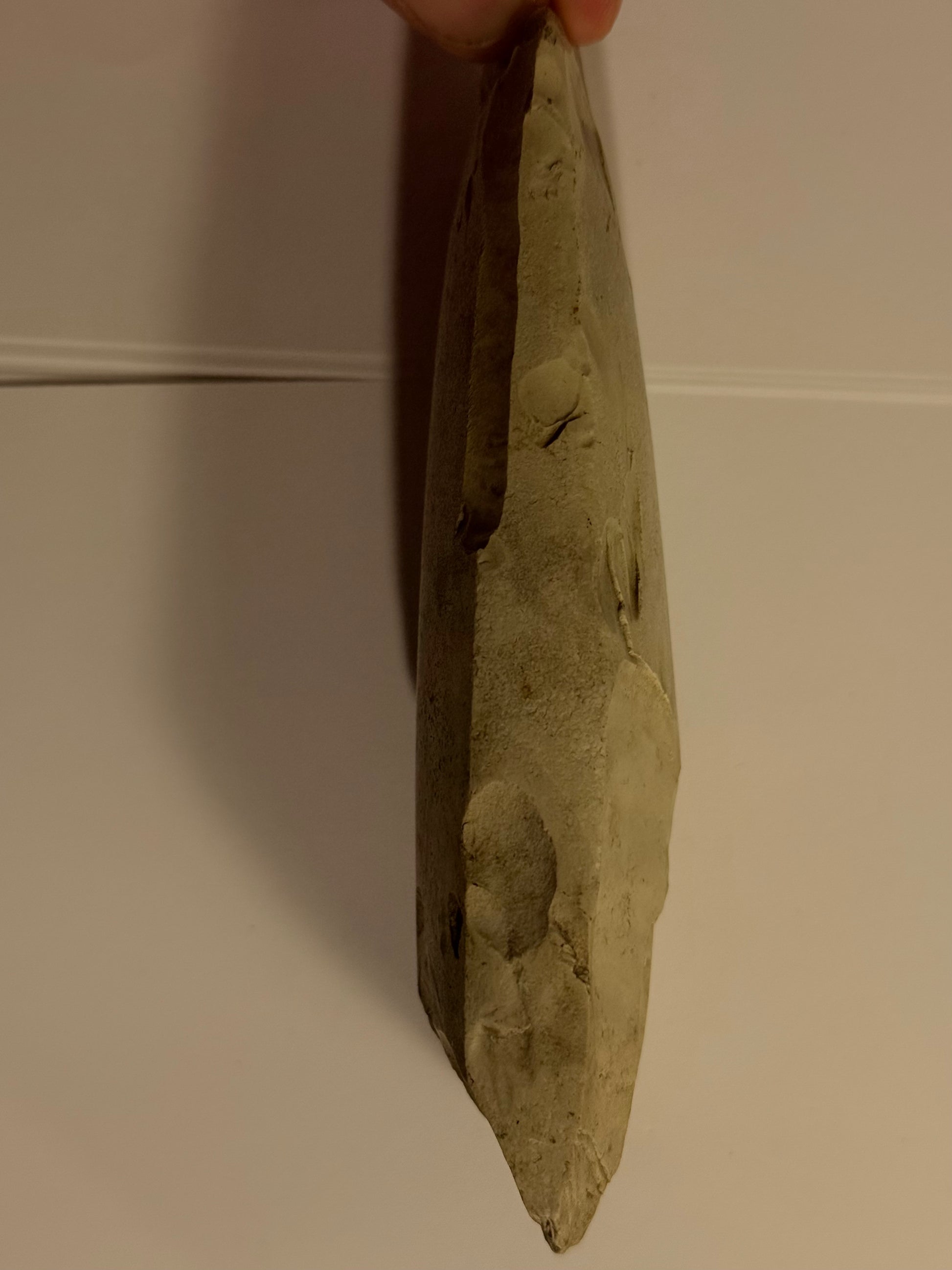 Dansk oldsag. Tyndnakket firsidet flintøkse. Type IIIb. Tragtbægerkultur