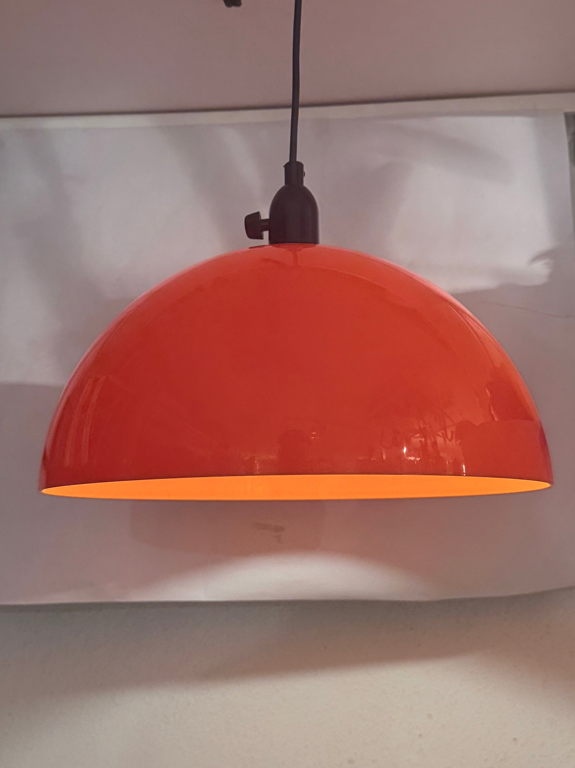 Dansk retro loftlampe i orange plast med halvkugleformet skærm