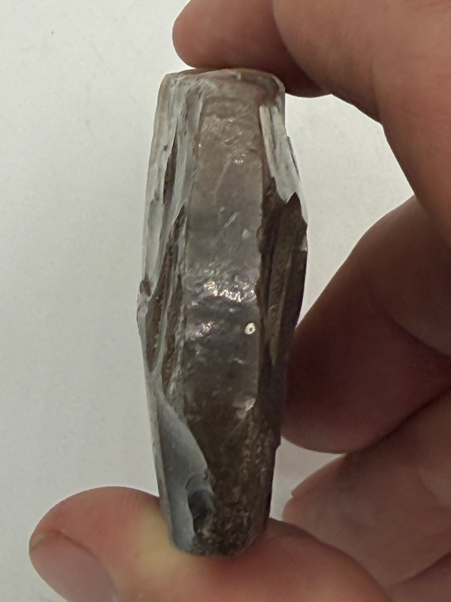 Dansk Stenalder. Tyndbladet firsidet økse i flint. Dolktid 2400-1800 F.Kr