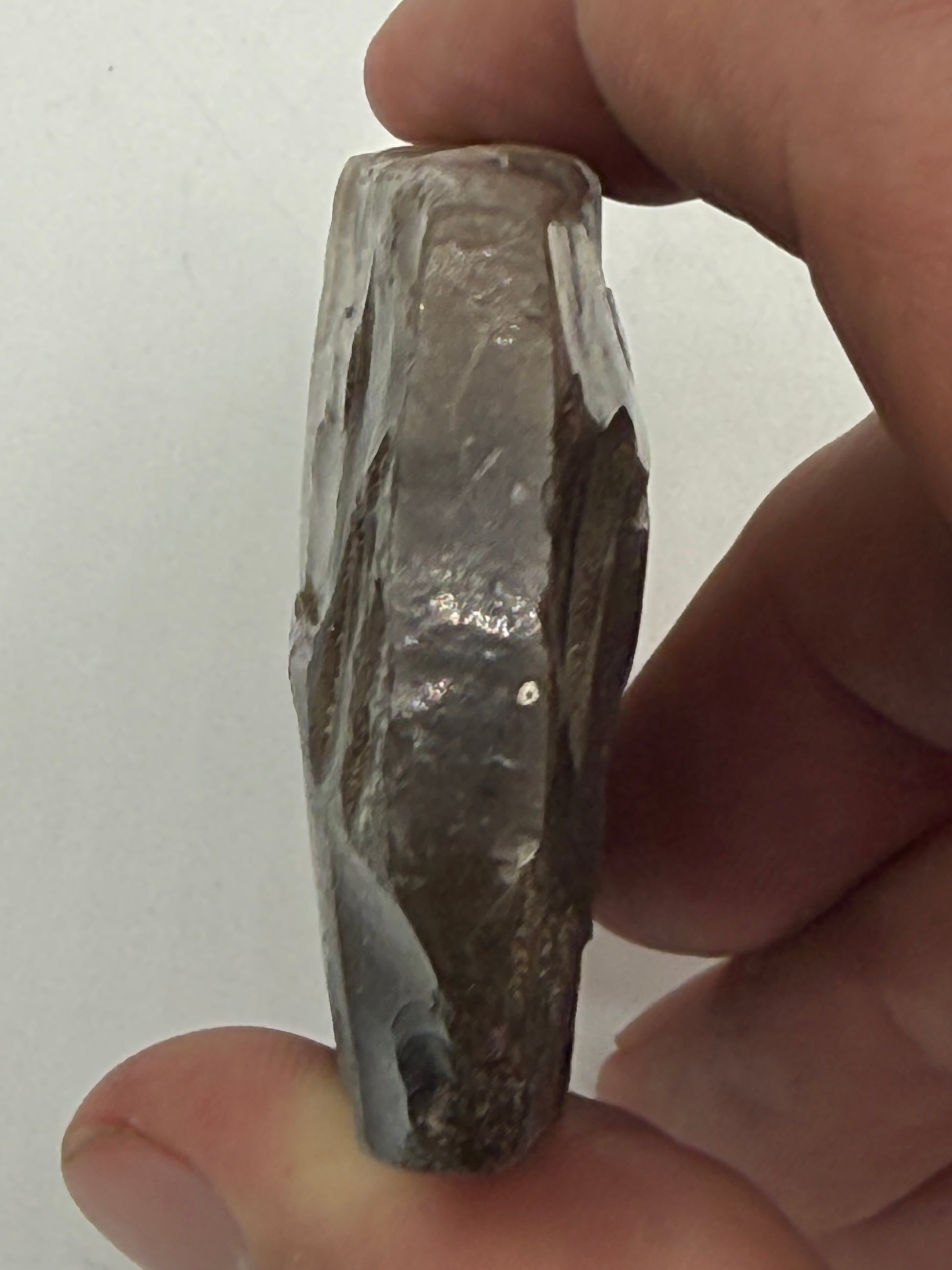 Dansk Stenalder. Tyndbladet firsidet økse i flint. Dolktid 2400-1800 F.Kr