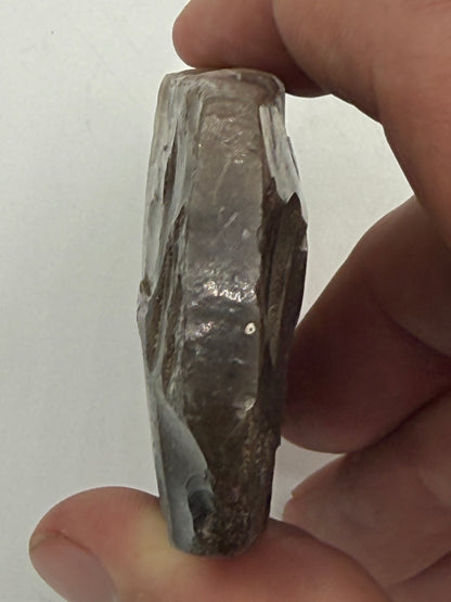 Dansk Stenalder. Tyndbladet firsidet økse i flint. Dolktid 2400-1800 F.Kr