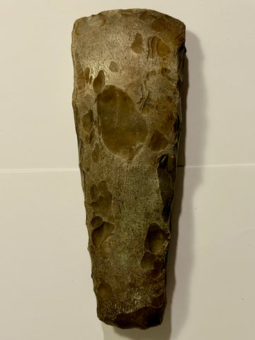 Dansk oldsag. Tyndnakket Blandebjerg flintøkse. Type Vll. Jættestuetid.