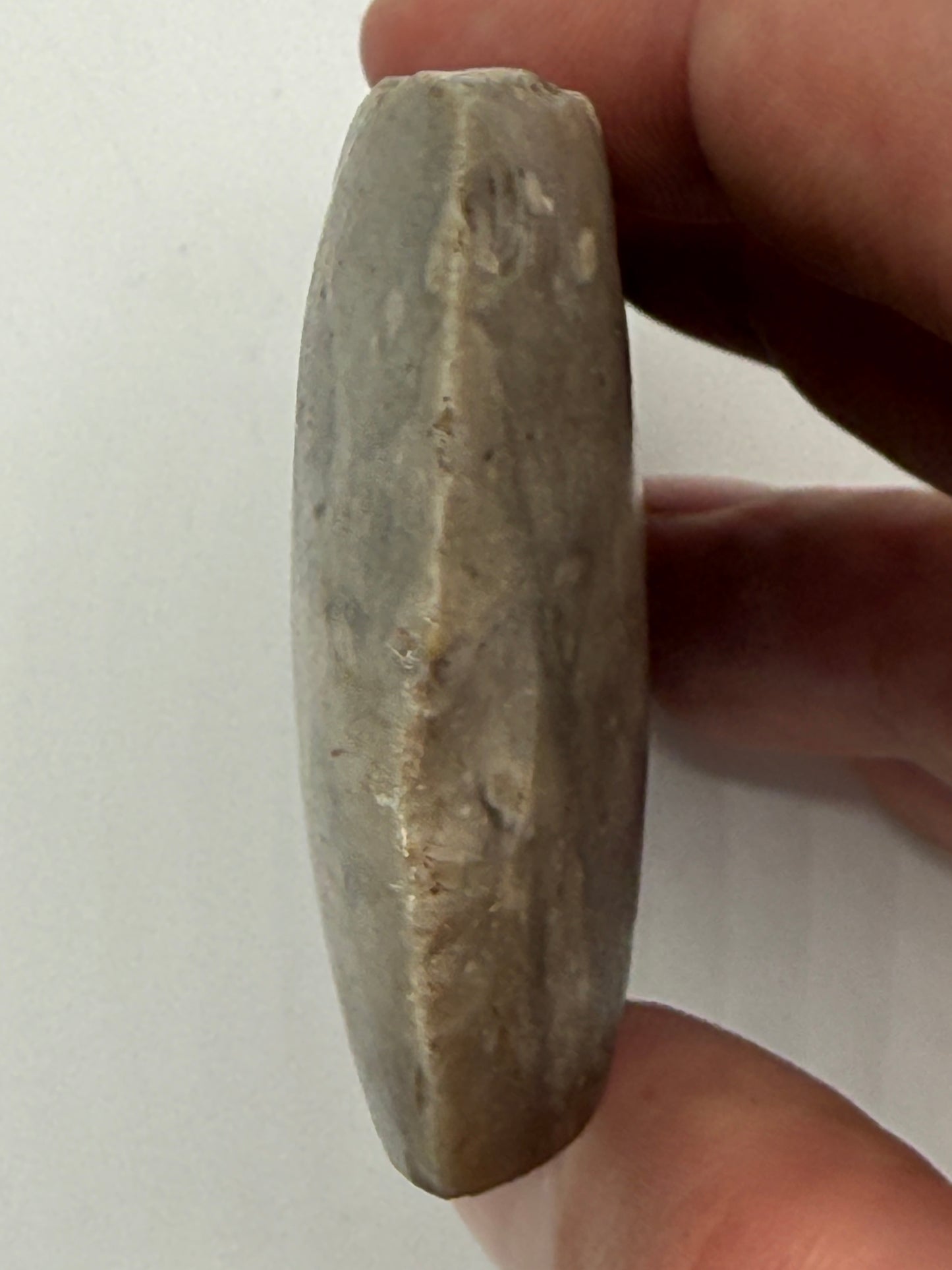 Dansk Stenalder. Tyndbladet firsidet økse i flint. Dolktid 2400-1800 F.Kr