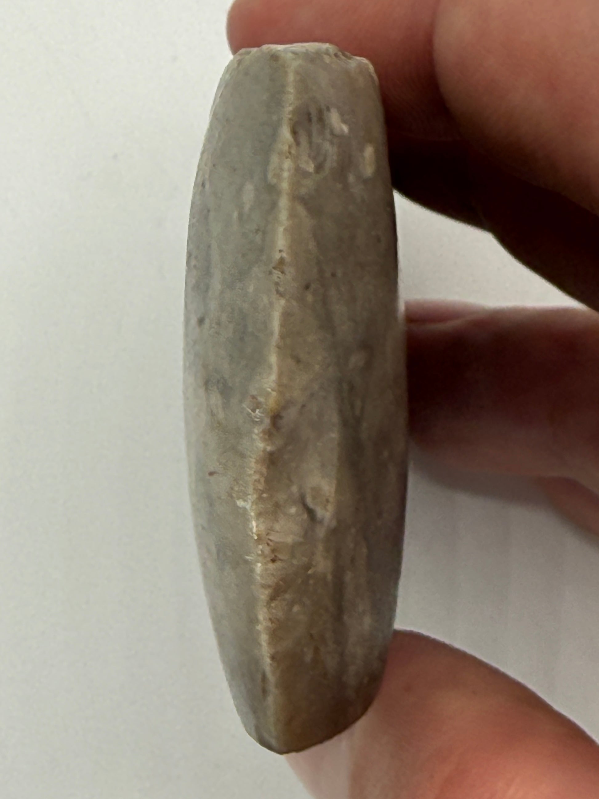Dansk Stenalder. Tyndbladet firsidet økse i flint. Dolktid 2400-1800 F.Kr