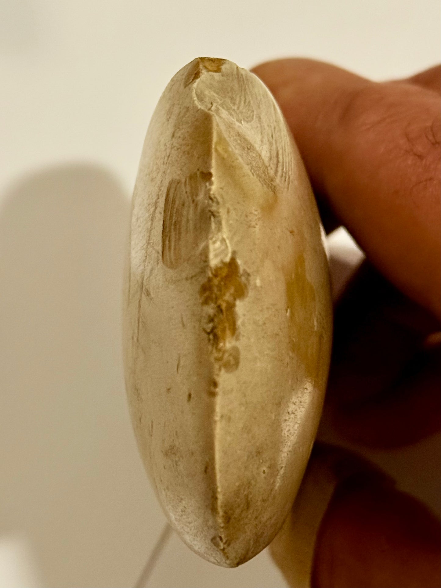 Dansk oldsag. Spidsnakket firsidet flintøkse. Type lll. Tragtbægerkultur.