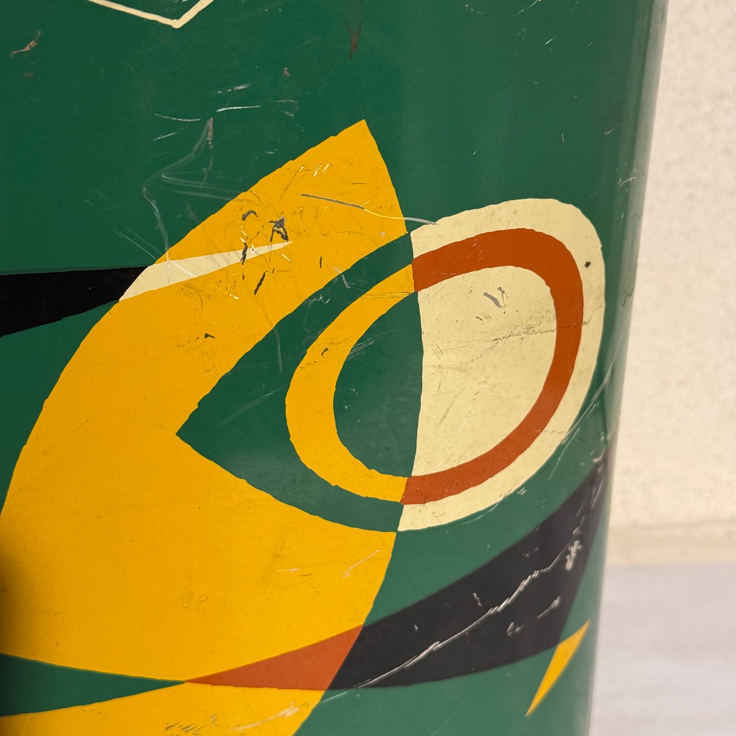 Vintage retro metal affaldsspand med geometriske mønstre. Midt 20.Årh