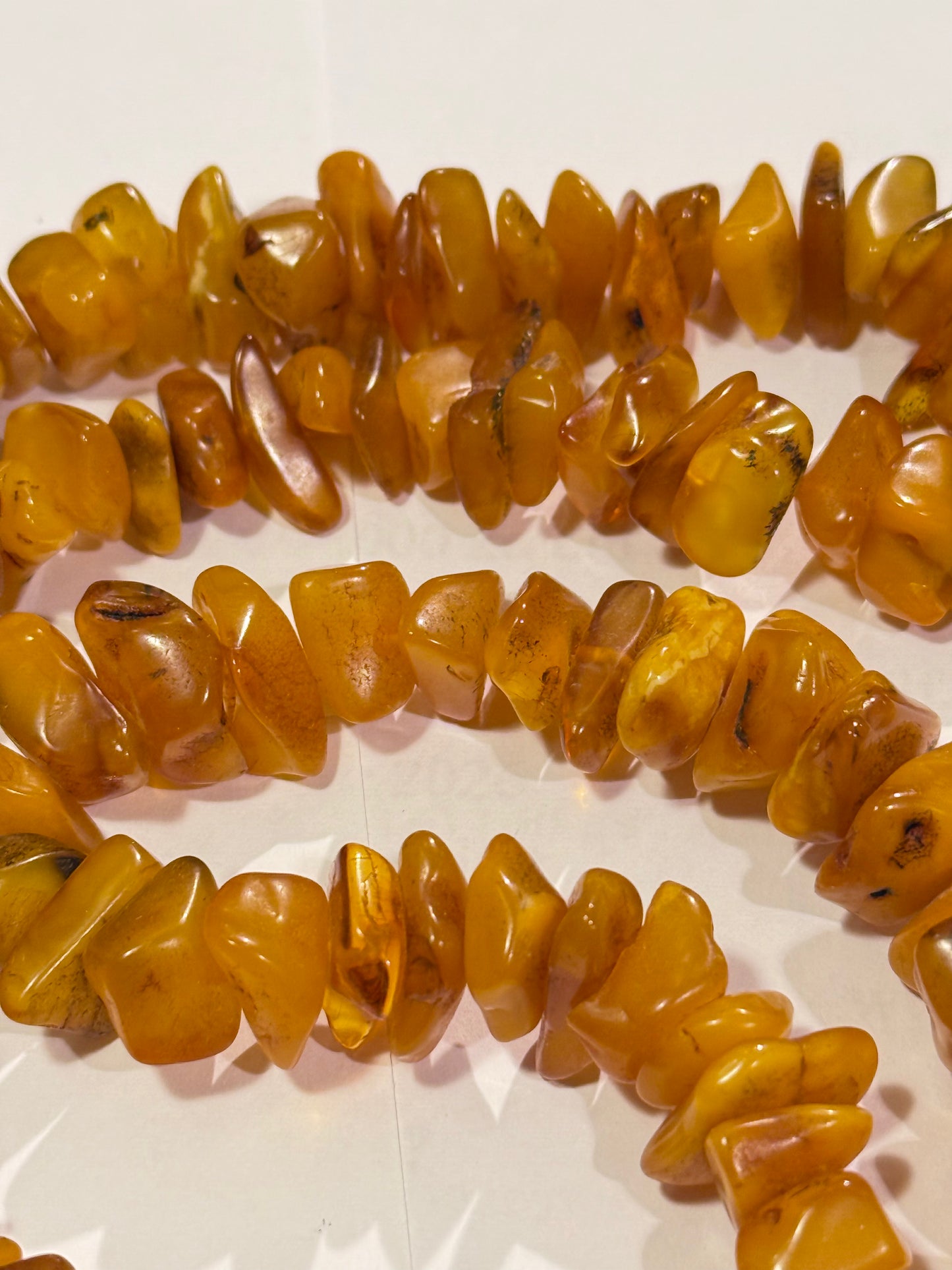 "Dansk Mælkerav halskæde" er en halskæde, der er lavet af ædelsten og har en gammel og antik design. Den er lavet i Danmark og har