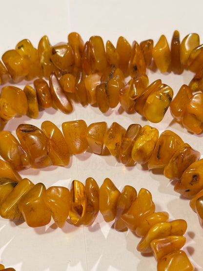 "Dansk Mælkerav halskæde" er en halskæde, der er lavet af ædelsten og har en gammel og antik design. Den er lavet i Danmark og har