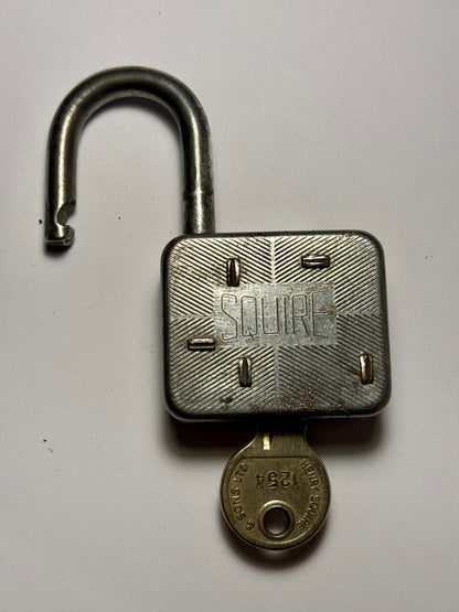 Ældre engelsk Squire Hængelås med nøgle, fra midt 1900 tallet.