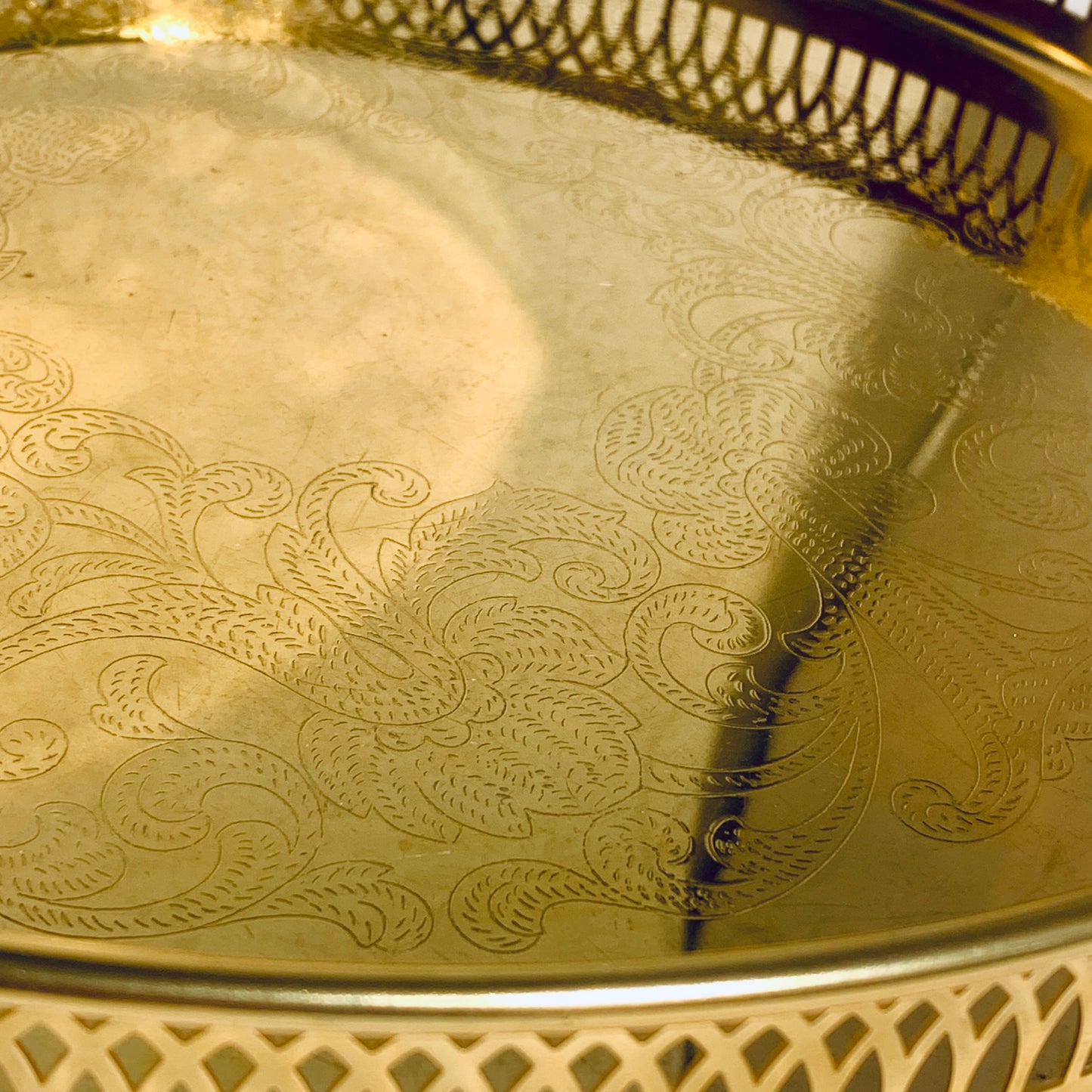 Forgyldt bakke med forhøjet kant.