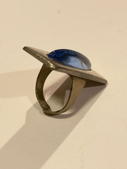 Jørgen Jensen (f.1895-1966.) Modernistisk ring i Tin, med blå glas sten,