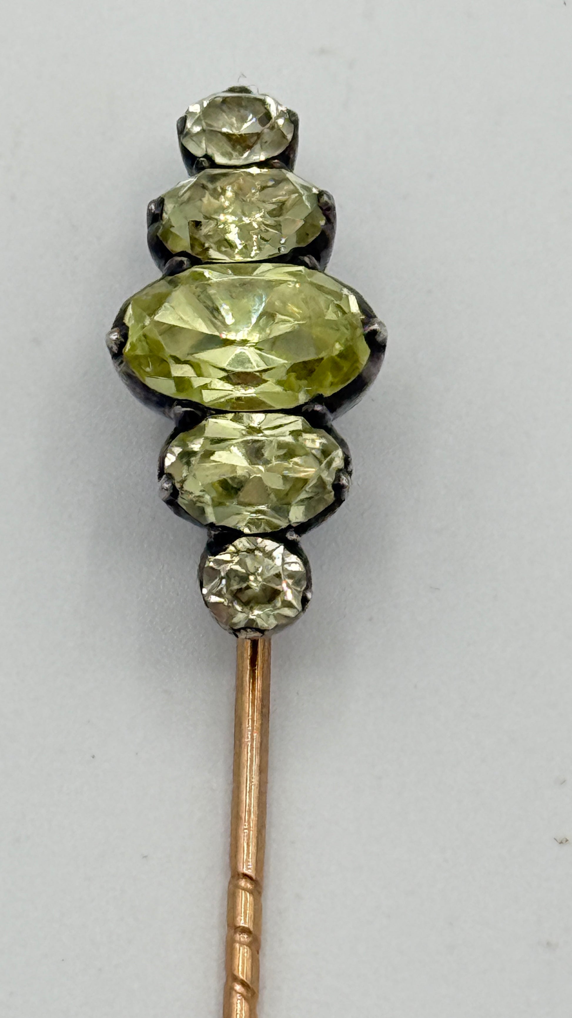 Antik slipsenål i 18K. Guld og Peridoter. Slut 19. Start 20.Årh