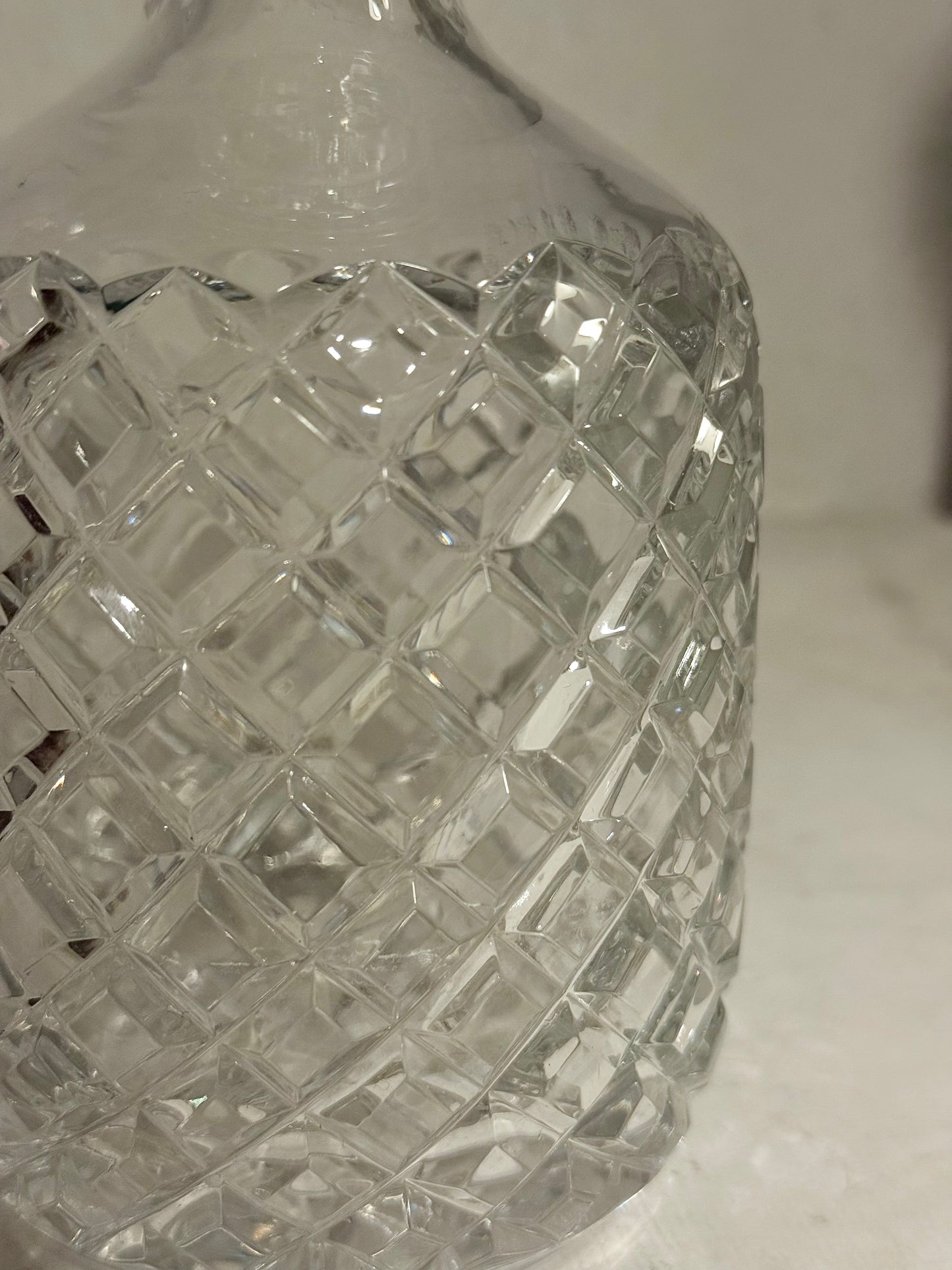 Midt 1900tallets krystal whiskeykaraffel i glas. Et vintage genstand, der tilhører en dansk webshop, der sælger antikke og vintage