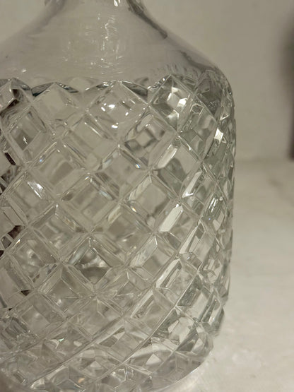 Midt 1900tallets krystal whiskeykaraffel i glas. Et vintage genstand, der tilhører en dansk webshop, der sælger antikke og vintage