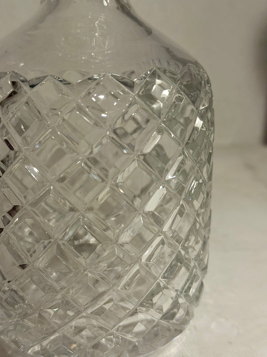 Midt 1900tallets krystal whiskeykaraffel i glas. Et vintage genstand, der tilhører en dansk webshop, der sælger antikke og vintage