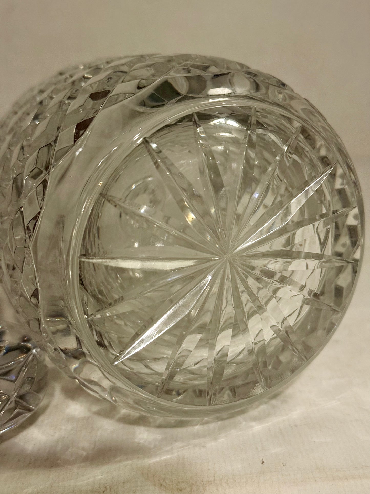 Midt 1900tallets krystal whiskeykaraffel i glas. Et vintage genstand, der tilhører en dansk webshop, der sælger antikke og vintage