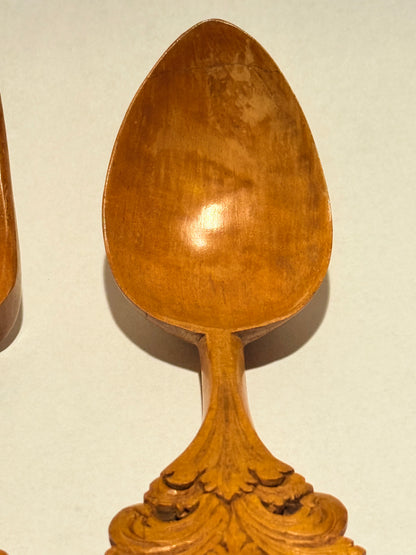 Antik Norsk udskåret Guldbrandsdalen-stil træ salat bestik, fra ca. 1870.