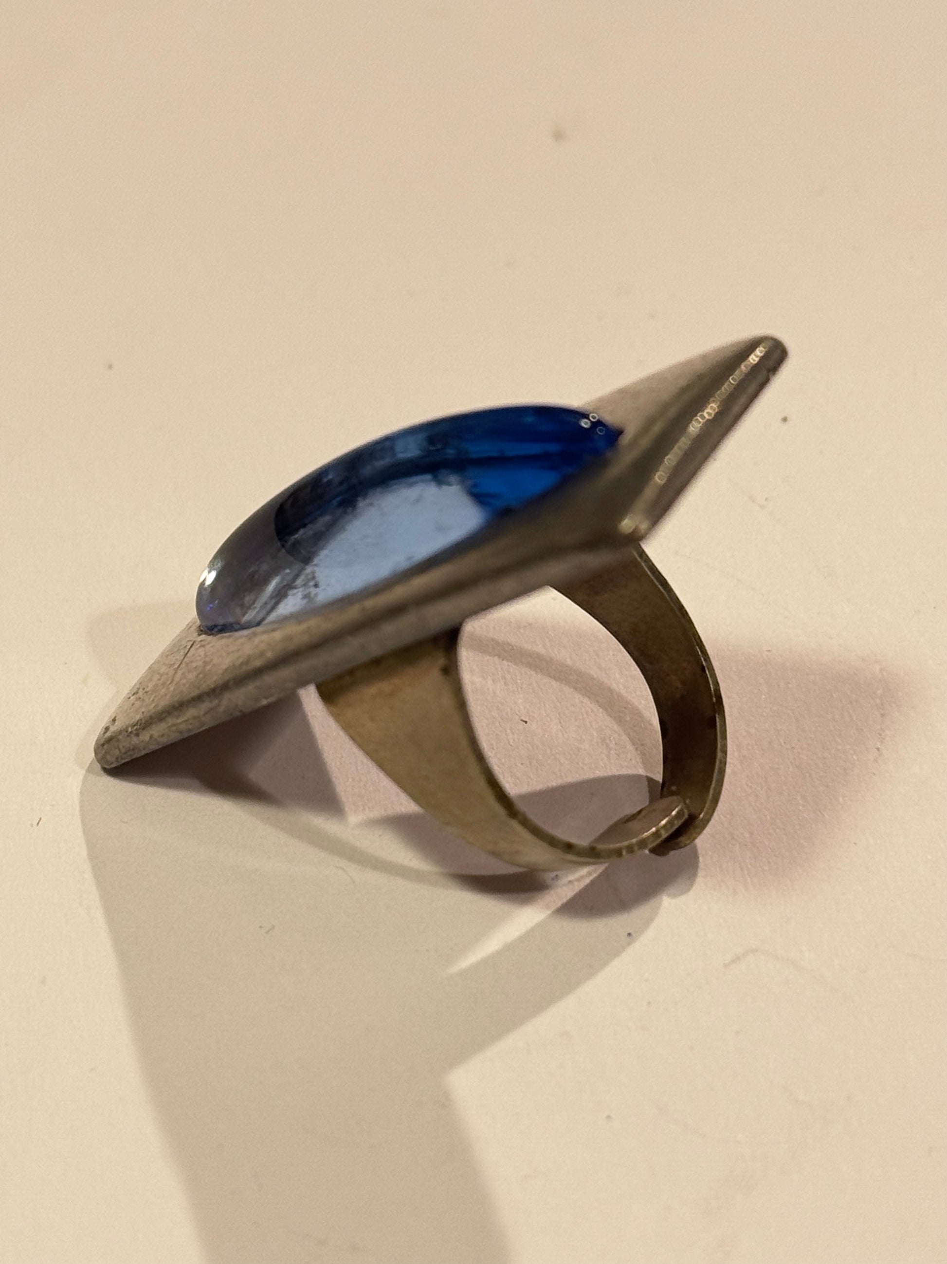 Jørgen Jensen (f.1895-1966.) Modernistisk ring i Tin, med blå glas sten