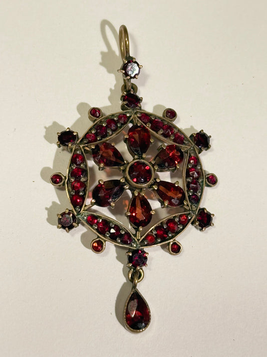 Antik Granat og Pinchbeck vedhæng. Slut 1800/Start 1900 tallet