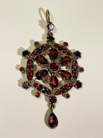 Antik Granat og Pinchbeck vedhæng. Slut 1800/Start 1900 tallet.