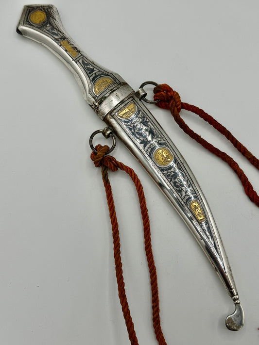 Ancient Iraqi Khanjar Dagger in Sterling Silver with 18K Gold Inlay. 20th Century