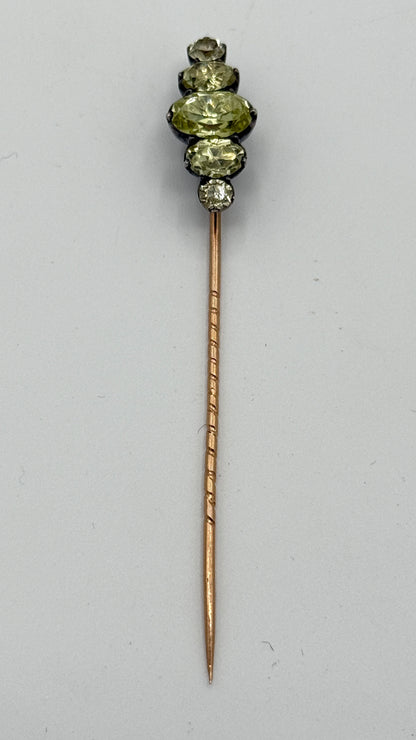 Antik slipsenål i 18K. Guld og Peridoter. Slut 19. Start 20.Årh