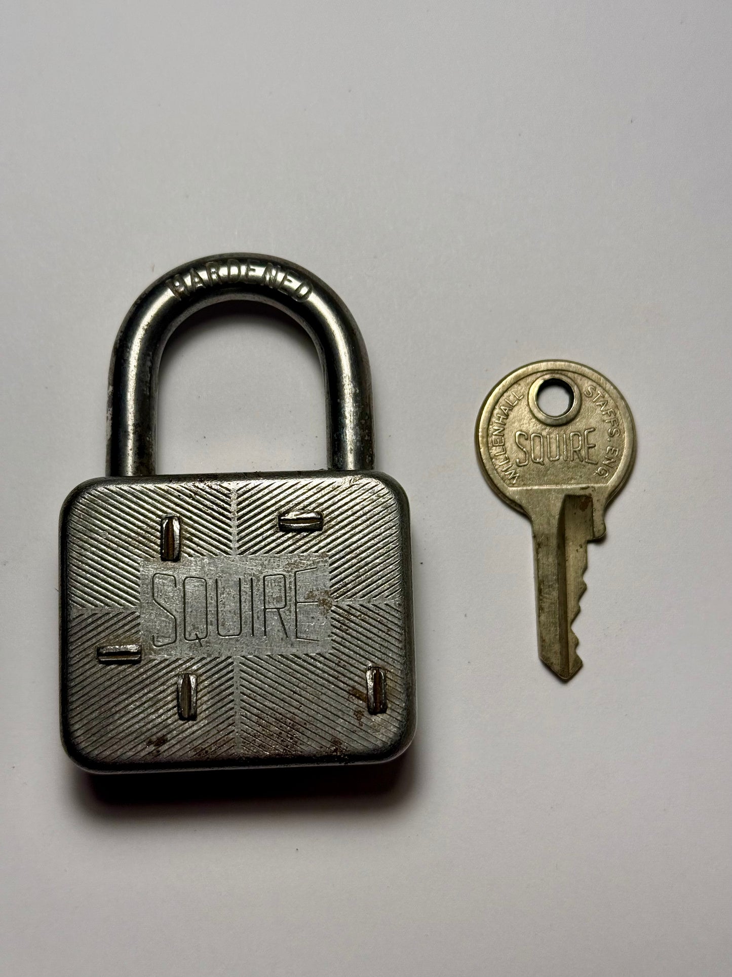 Ældre engelsk Squire Hængelås med nøgle, fra midt 1900 tallet.
