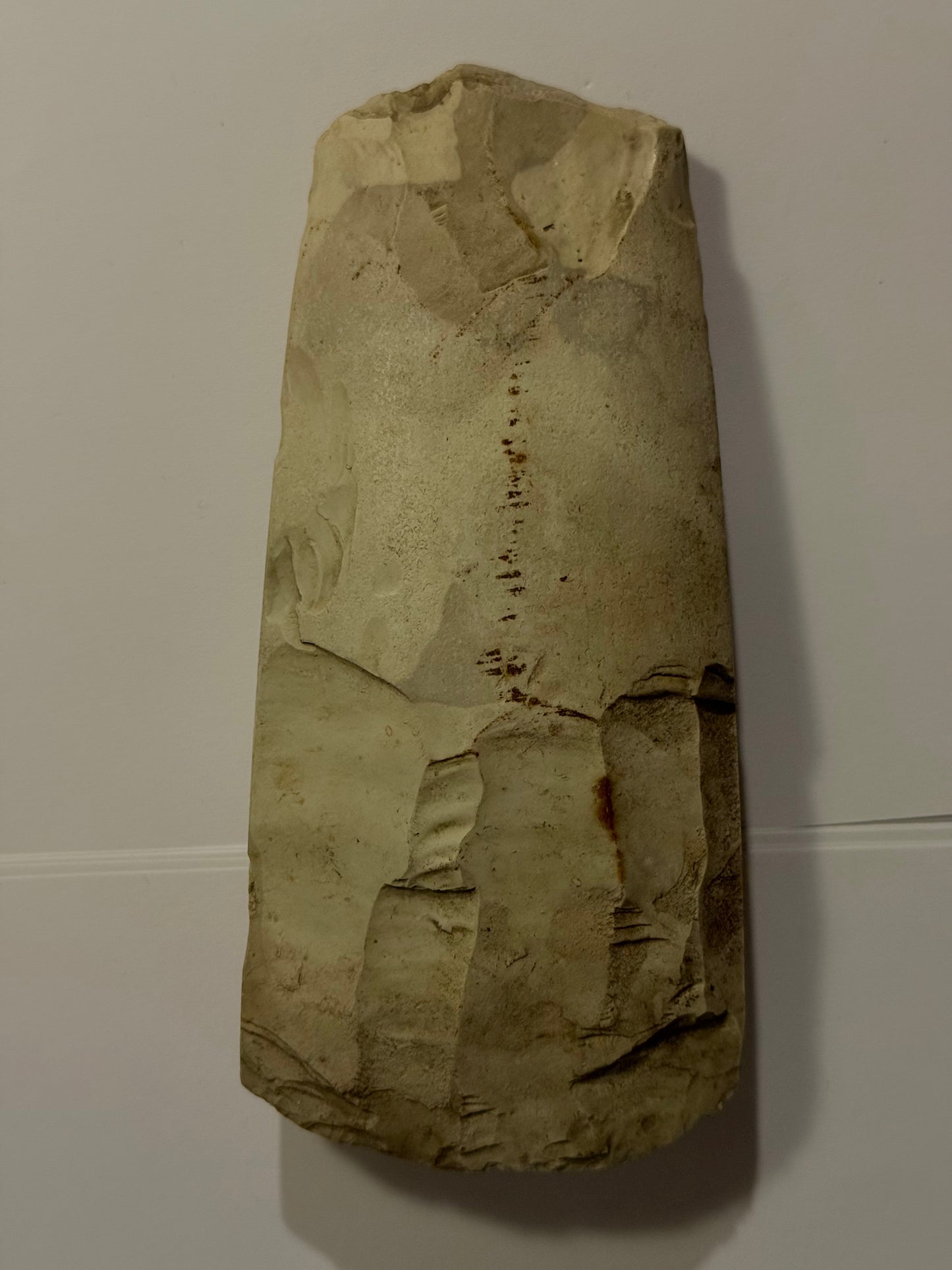 Dansk oldsag. Tyndnakket firsidet flintøkse. Type IIIb. Tragtbægerkultur