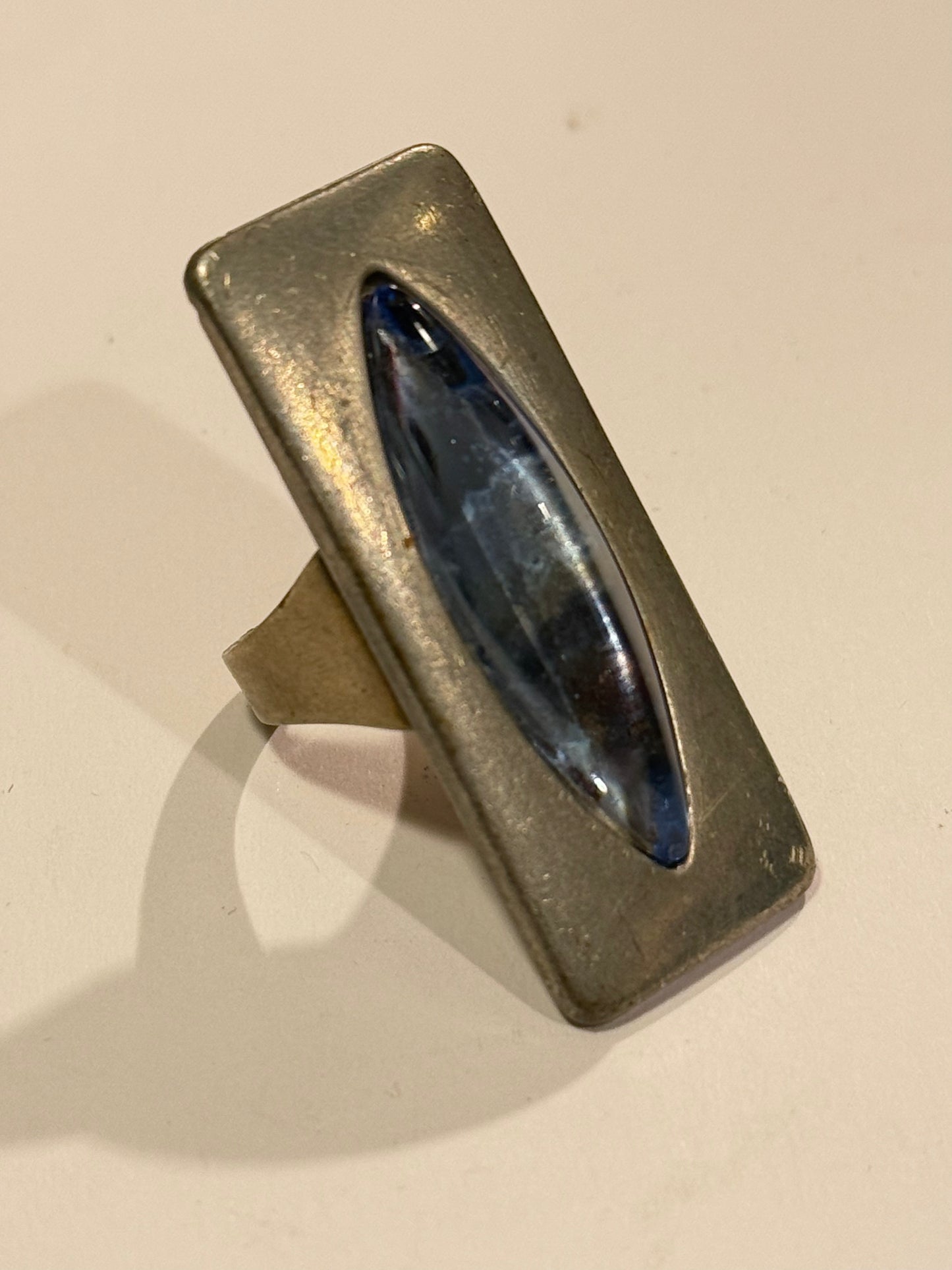 Jørgen Jensen (f.1895-1966.) Modernistisk ring i Tin, med blå glas sten